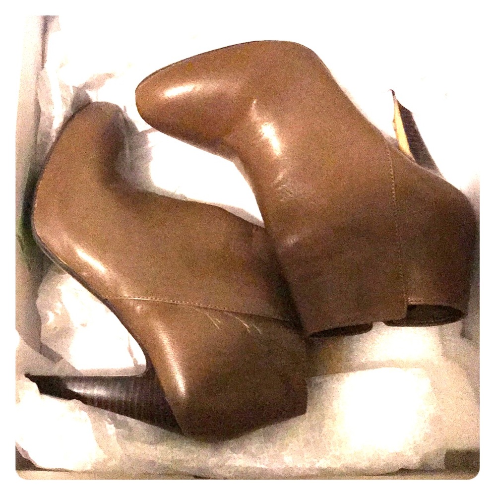 Banana Republic Brown booties size 6.5